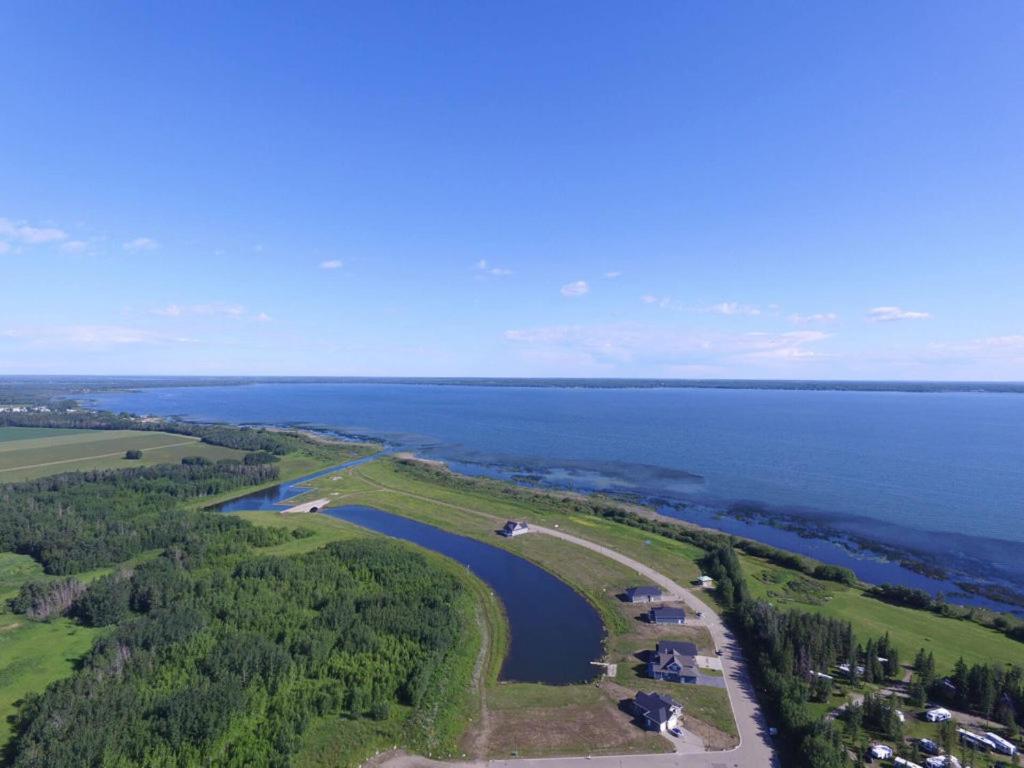 Alberta Beach Inn And Suites ภายนอก รูปภาพ